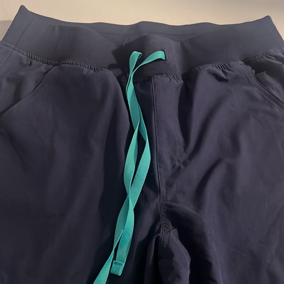 Figs Yola pants Size Medium - Picture 2 of 3